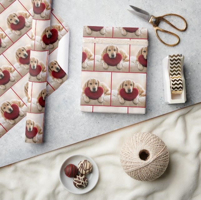 Golden Retriever With a Red Heart Pillow Geschenkpapier (Kunsthandwerk)