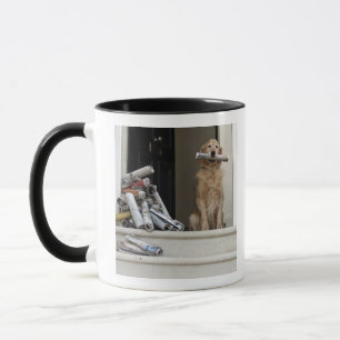 Golden retrieverhund, der an der Haustür sitzt Tasse