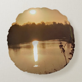 Golden River Sunset Serenity Embrace Rundes Kissen