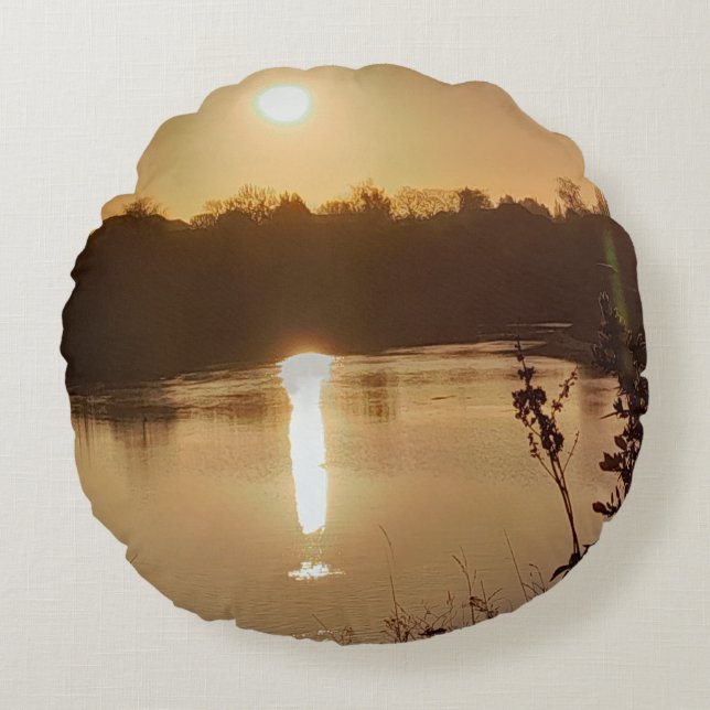 Golden River Sunset Serenity Embrace Rundes Kissen (Vorderseite)