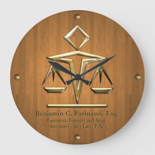 Golden Scales of Justice on Teak (Personalisiert) Große Wanduhr