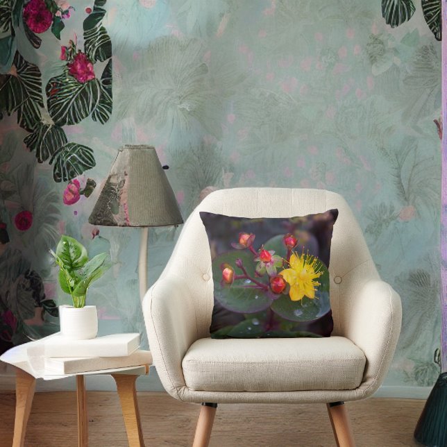 Golden St. John's Wort Floral Throw Kissen (Von Creator hochgeladen)