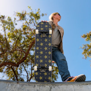 Golden Stars on Navy Blue - Elegant und zeitlos Skateboard