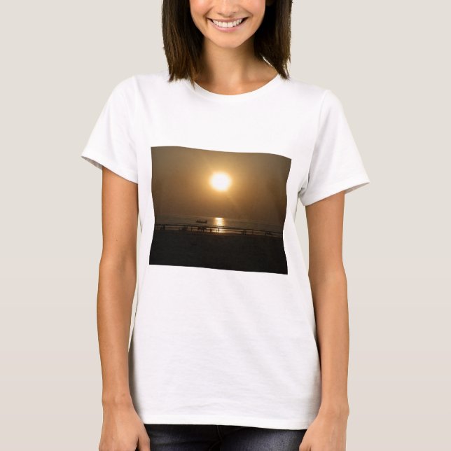 Golden Summer Sunset Reflektion am Strand T-Shirt (Vorderseite)