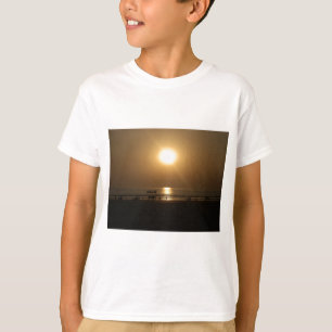 Golden Summer Sunset Reflektion am Strand T-Shirt
