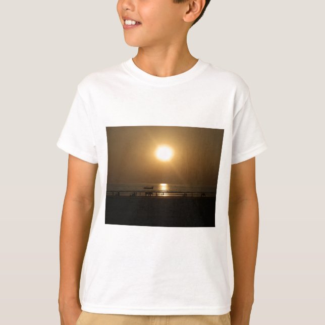 Golden Summer Sunset Reflektion am Strand T-Shirt (Vorderseite)