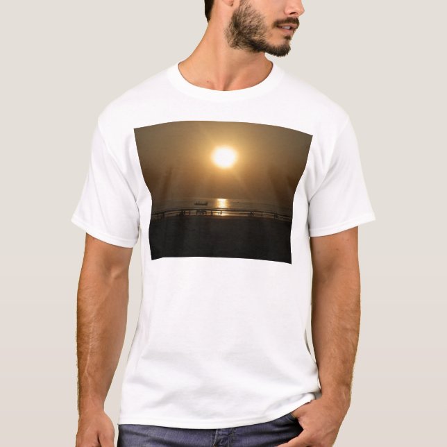 Golden Summer Sunset Reflektion am Strand T-Shirt (Vorderseite)