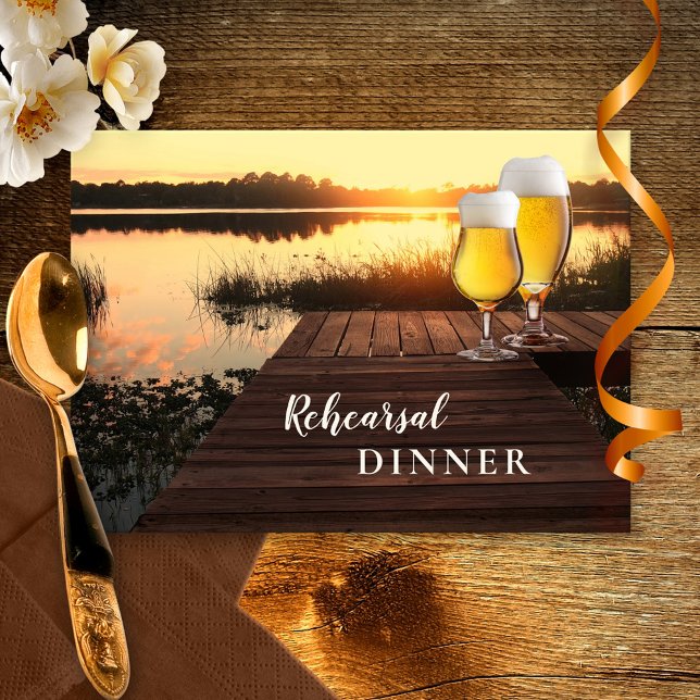 Golden Sunset Beer Probe Abendessen Einladung (Rehearsal Dinner invitation featuring a sunset at a lake with two beer glasses on a jetty)
