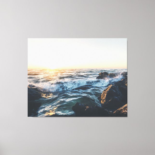 Golden Sunset Ocean Waves on Rocks Serene Seascape Leinwanddruck (Vorderseite)