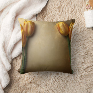 Golden Tulips Throw Kissen