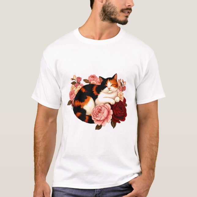 Golden Whiskers: Calico Cat in Rose Reverie T-Shirt (Vorderseite)