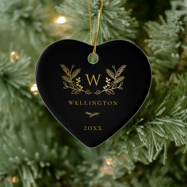 Golden Winter Sprigs Monogram Black Keramik Ornament (Baum)