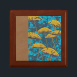 Golden Yarrow Garden mit blauem Hintergrund Erinnerungskiste<br><div class="desc">Goldene,  schmale Blume unterstreichen diese schöne Gartenlandschaft. Im blauen Hintergrund sind auch Blätter verstreut. Es ist wie ein Magic Eye Foto anzusehen,  nur viel mehr Spaß!</div>