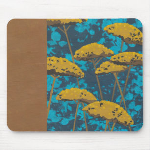 Golden Yarrow Garden mit blauem Hintergrund Mousepad