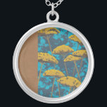 Golden Yarrow Garden mit blauem Hintergrund Versilberte Kette<br><div class="desc">Goldene,  schmale Blume unterstreichen diese schöne Gartenlandschaft. Im blauen Hintergrund sind auch Blätter verstreut. Es ist wie ein Magic Eye Foto anzusehen,  nur viel mehr Spaß!</div>