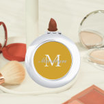 Golden Yellow Bridesmaid Initial und Name Taschenspiegel<br><div class="desc">Ein personalisierter Kompaktspiegel für Ihre Hochzeitsjubiläumsjacke oder Ihre Trauzeugin,  die ihren ersten Namen auf einem trendigen,  goldgelben Hintergrund hat. Bearbeiten,  um Initial und Namen zu ersetzen. Wählen Sie Ihren kompakten Spiegelstil aus.</div>