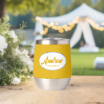 Golden Yellow Stylized Wedding Trauzeuge Name<br><div class="desc">Gönnen Sie Ihrem Hochzeitsreisenden einen Trauzeuge mit diesem personalisierten Edelstahl-Edelstahlwascher,  der in einem weißen,  ovalen Design in einem stilisierten Drehbuch seinen Namen trägt. Hintergrundfarbe und Skript ist ein goldenes Gelb. Personalisieren Sie Ihren Weinwäscher,  indem Sie den Namen mit dem gewünschten Namen bearbeiten und ersetzen. Erhältlich in vielen beliebten Hochzeitsfarben.</div>