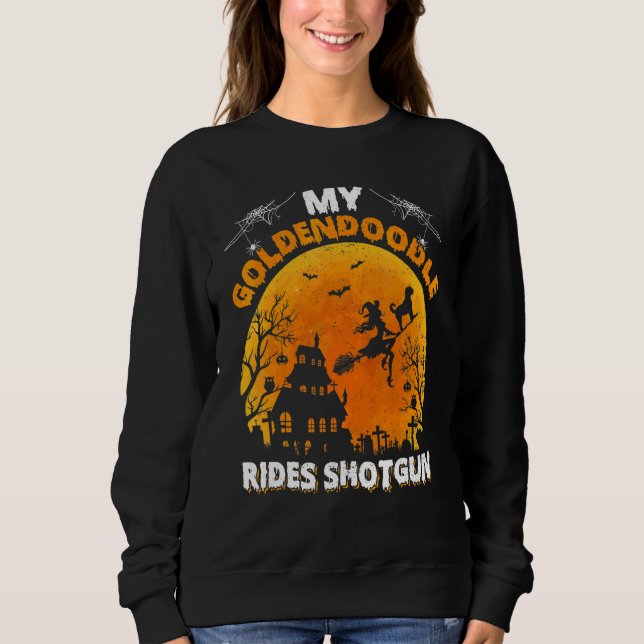 Goldendoodle fährt auf dem Vordersitz  Goldendoodl Sweatshirt (Vorderseite)