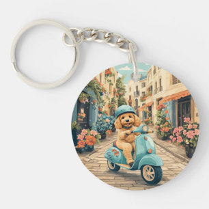 Goldendoodle-Hund fährt auf Roller durch europäisc Schlüsselanhänger
