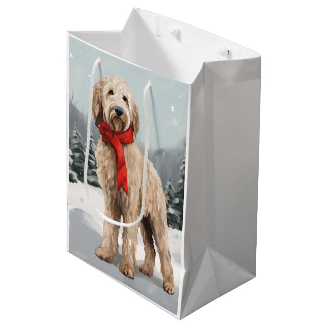 Goldendoodle Hund im Schnee Weihnachten Mittlere Geschenktüte (Vorderseite Schrägansicht)
