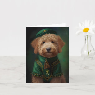 Goldendoodle-Hund im St. Patrick's Day-Kleid Karte