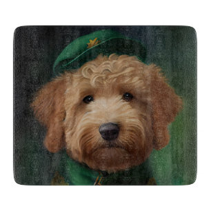 Goldendoodle-Hund im St. Patrick's Day-Kleid Schneidebrett