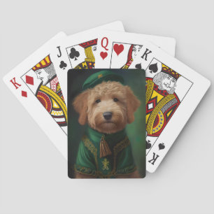 Goldendoodle-Hund im St. Patrick's Day-Kleid Spielkarten