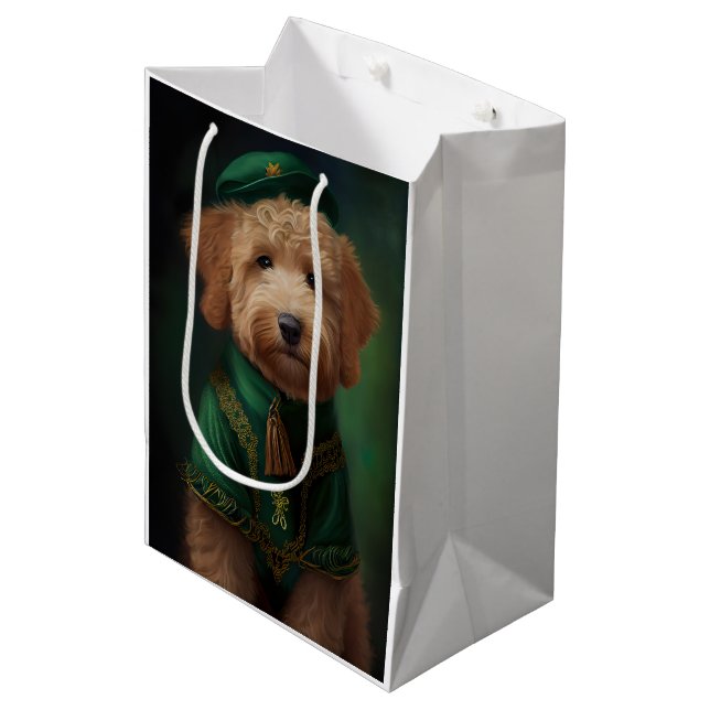 Goldendoodle Hund in St. Patrick's Day Dress Mittlere Geschenktüte (Vorderseite Schrägansicht)