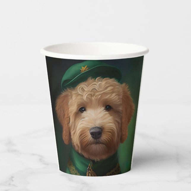 Goldendoodle Hund in St. Patrick's Day Dress Pappbecher (Vorderseite)