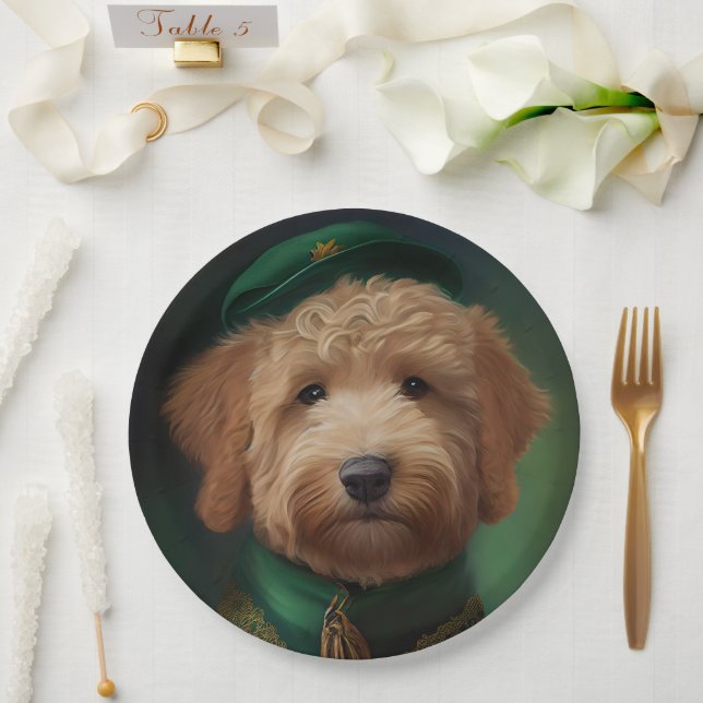 Goldendoodle Hund in St. Patrick's Day Dress Pappteller (Hochzeit)