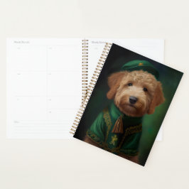 Goldendoodle Hund in St. Patrick's Day Dress Planer