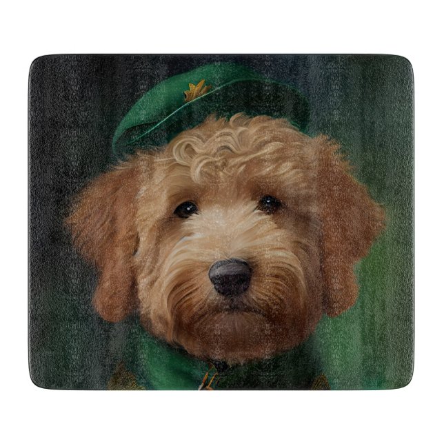Goldendoodle Hund in St. Patrick's Day Dress Schneidebrett (Vorderseite)