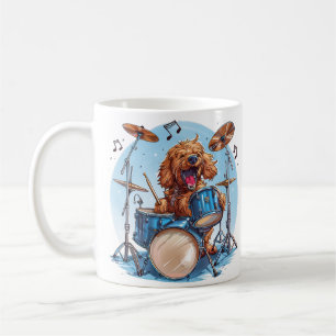 Goldendoodle Hund spielt Schlagzeug Kaffeetasse