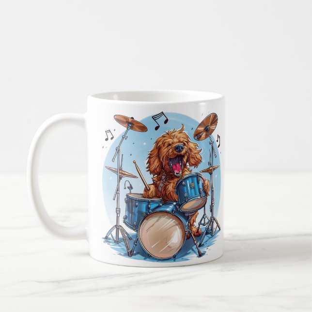 Goldendoodle Hund spielt Schlagzeug Kaffeetasse (Links)