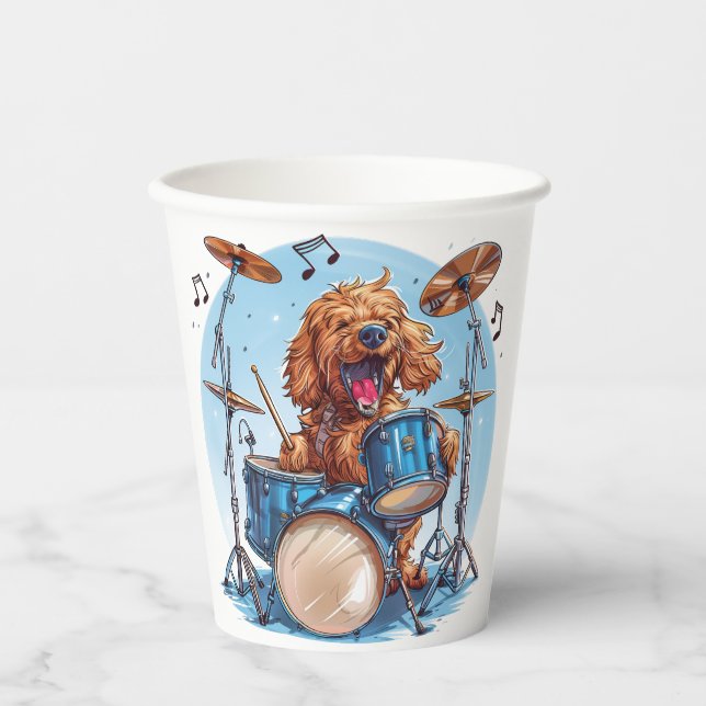 Goldendoodle Hund spielt Schlagzeug Pappbecher (Vorderseite)
