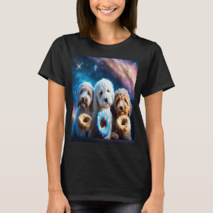 Goldendoodle im Weltraum mit Donuts Niedliche Dood T-Shirt
