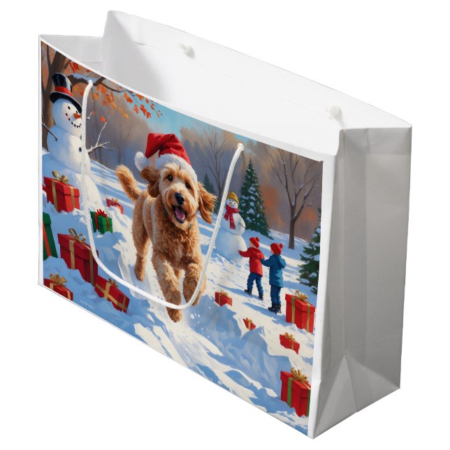 Goldendoodle läuft im Schnee mit Weihnachtshut Große Geschenktüte (Vorderseite Schrägansicht)