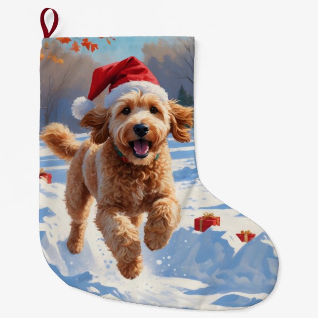 Goldendoodle läuft im Schnee mit Weihnachtshut Großer Weihnachtsstrumpf (Vorderseite)