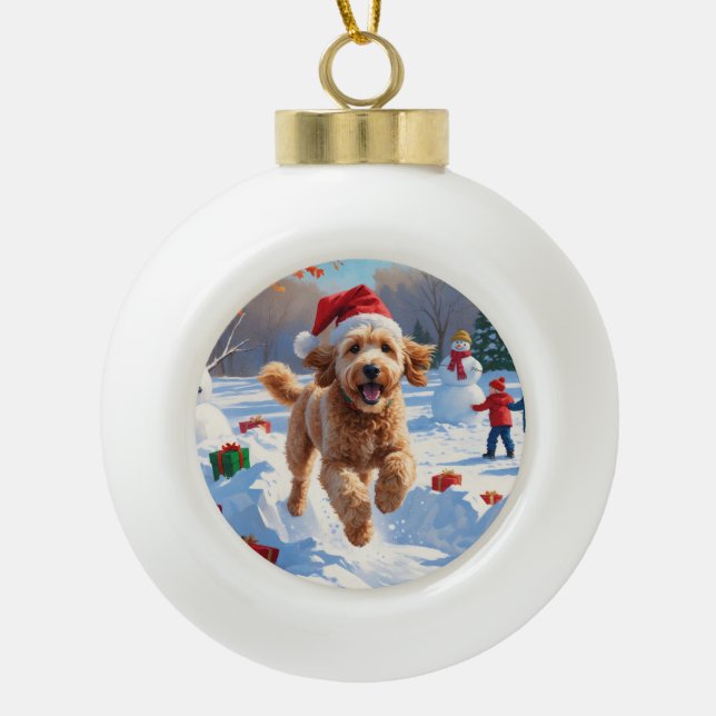 Goldendoodle läuft im Schnee mit Weihnachtshut Keramik Kugel-Ornament (Vorderseite)