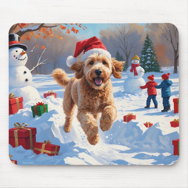 Goldendoodle läuft im Schnee mit Weihnachtshut Mousepad (Vorne)