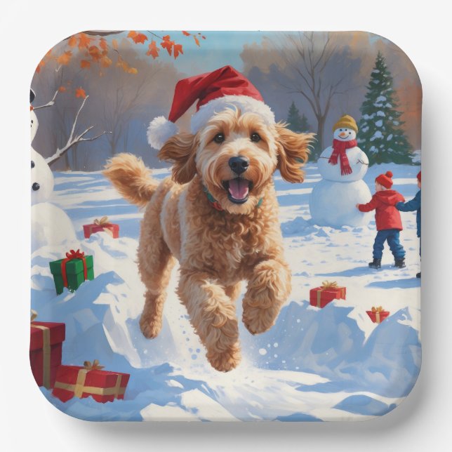 Goldendoodle läuft im Schnee mit Weihnachtshut Pappteller (Vorderseite)