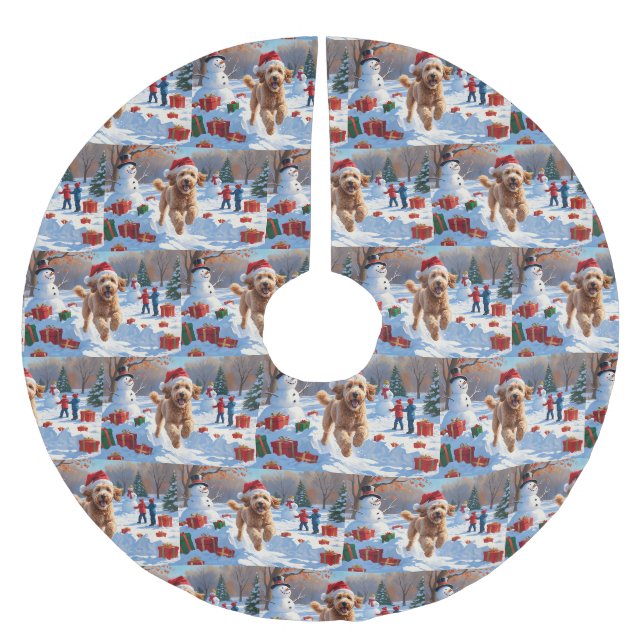 Goldendoodle läuft im Schnee mit Weihnachtshut Polyester Weihnachtsbaumdecke (Vorderseite)