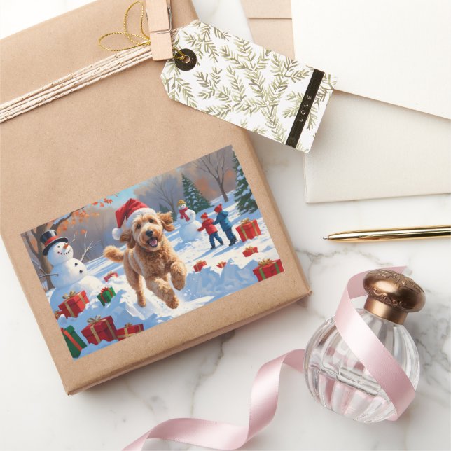 Goldendoodle läuft im Schnee mit Weihnachtshut Rechteckiger Aufkleber (Schenken)