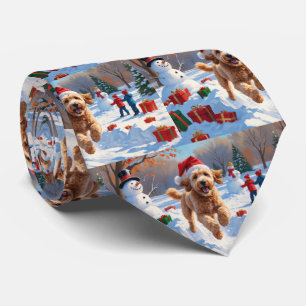 Goldendoodle läuft im Schnee mit Weihnachtsmütze Krawatte