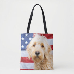 Goldendoodle mit amerikanischer Flagge