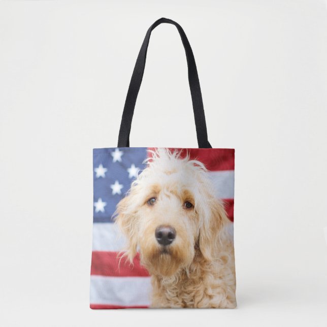 Goldendoodle mit amerikanischer Flagge (Vorderseite)