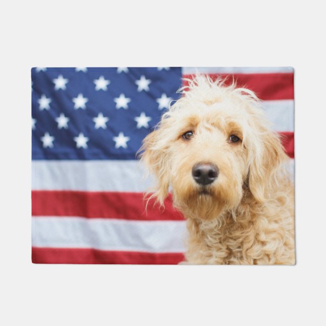 Goldendoodle mit amerikanischer Flagge Fußmatte (Vorderseite)