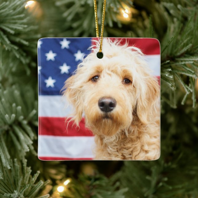 Goldendoodle mit amerikanischer Flagge Keramikornament (Baum)
