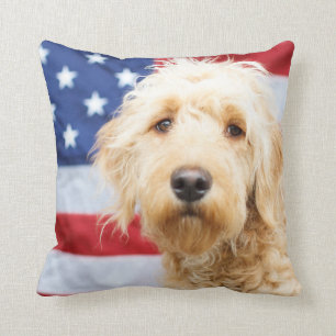 Goldendoodle mit amerikanischer Flagge Kissen