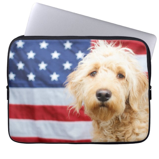 Goldendoodle mit amerikanischer Flagge Laptopschutzhülle (Vorderseite)